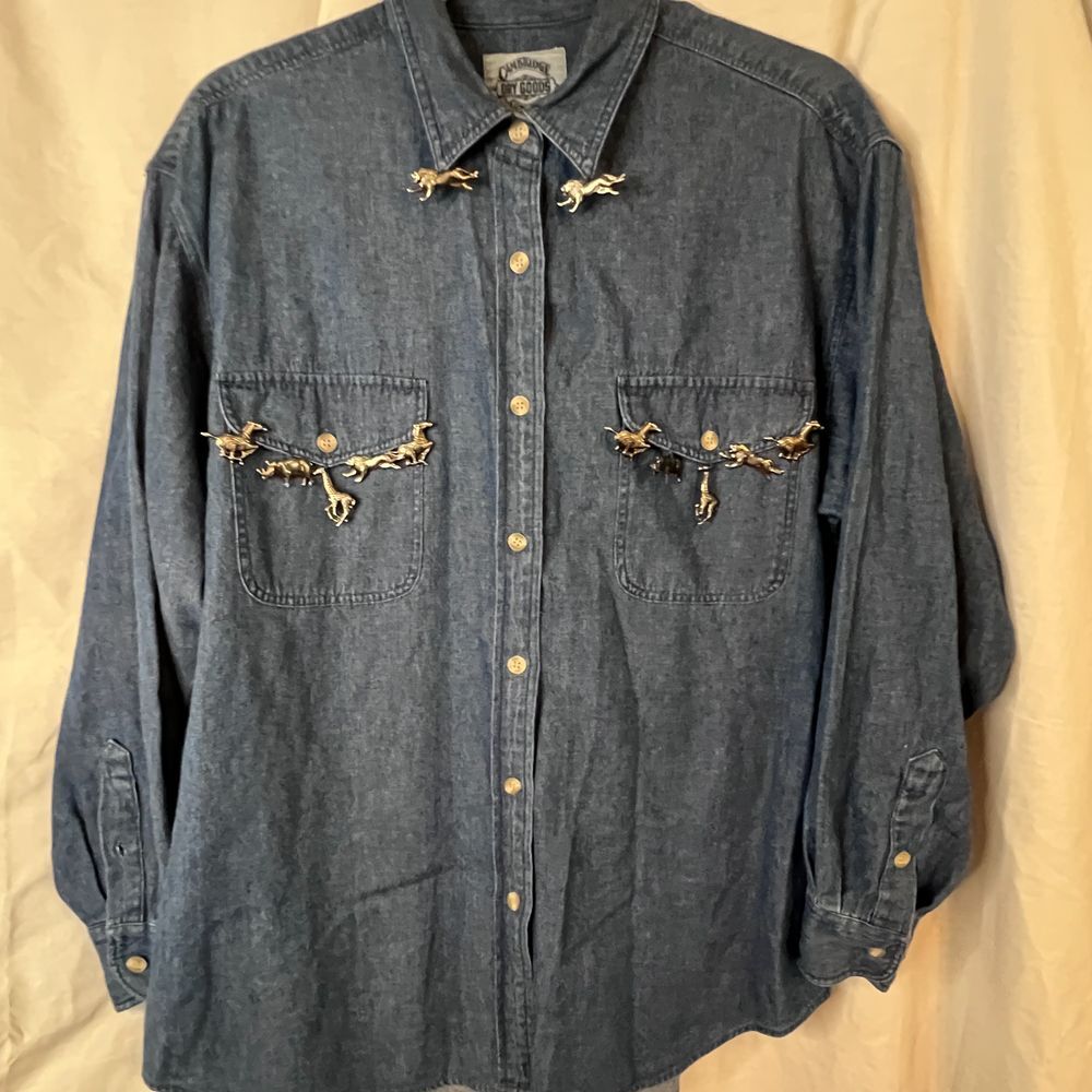 Cambridge Dry goods denim button down shirt with‎ safari animal charms Size 10